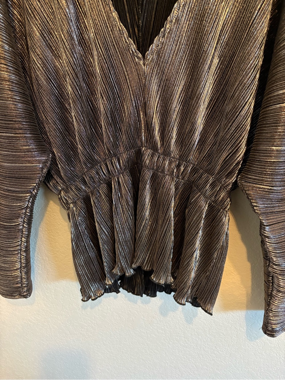 Good American Metallic Plissé Peplum Top Chrome Silver Pleated Blouse Size 1/2 - Picture 8 of 16